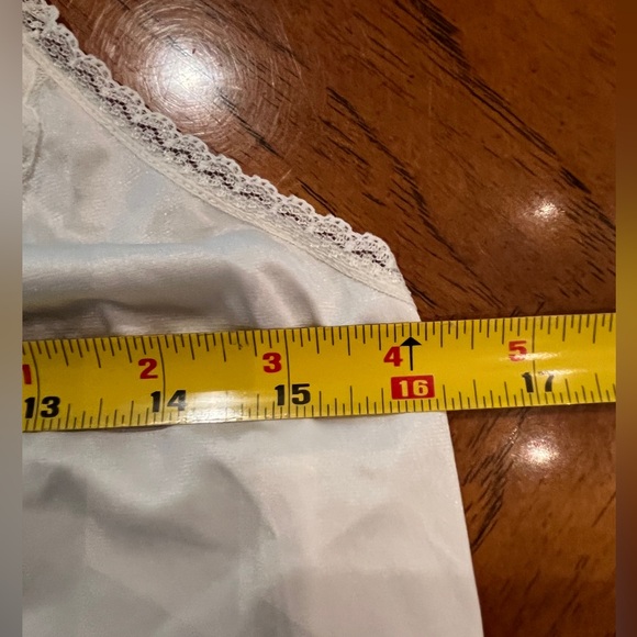 Vintage Vanity Fair cream Lace Trim Camisole slip Top. Gorgeous under a sweater! - Picture 4 of 6